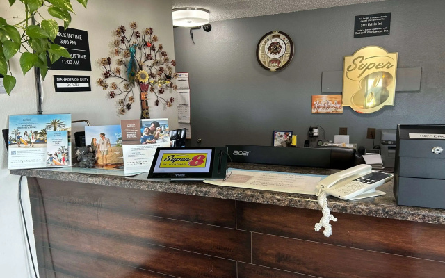 Super 8 by Wyndham Perry IA