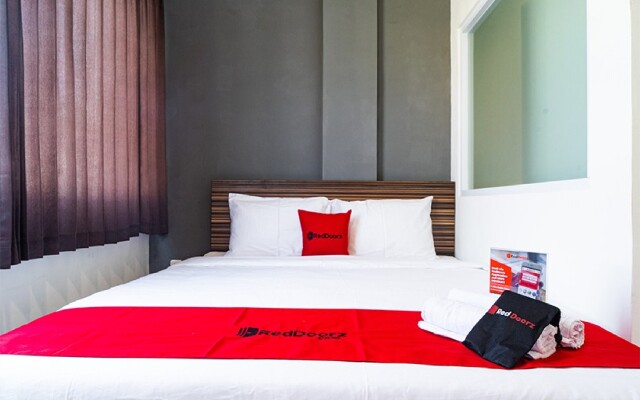 RedDoorz near Seasons City Mall