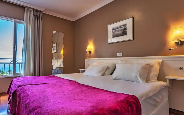 Coral La Quinta Park Suites