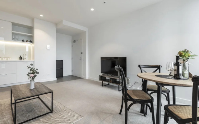Trendy Melbourne 2 Bedroom Apartment by BnB Pro