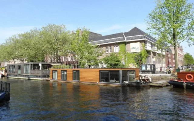 Private studio on houseboat in the centre!