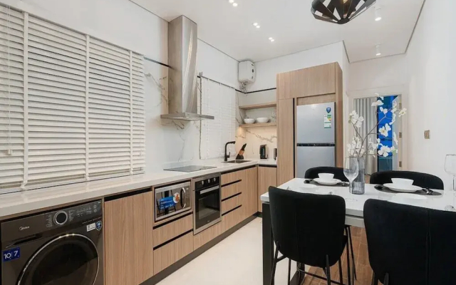 Stylish & Upscale Apartment in Almughrizat