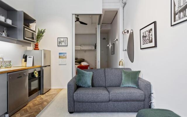 Cosy Central Apartment - Charming Building