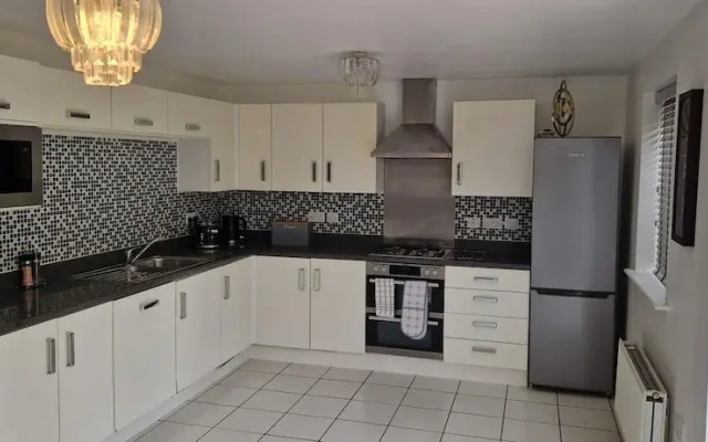 4-bed Charming Pet-friendly House w/ Garden