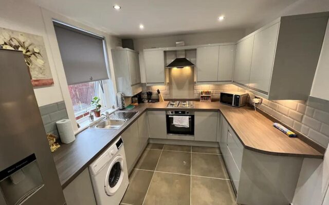 Captivating 2-bed House in Hamilton With Jacuzzi