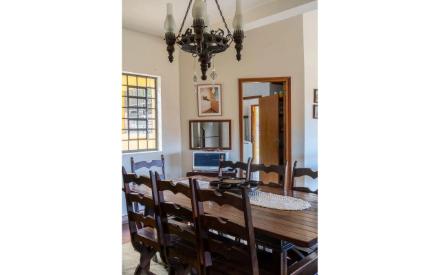 Casa com forno de pizza e vista para as montanhas