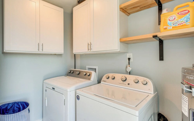 Pet-friendly Moclips Home: Walk to Mocrocks Beach!