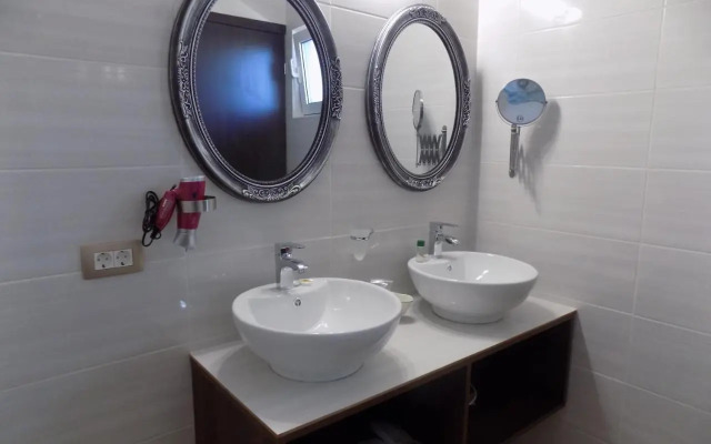 Souvlakis Pool Suites (S.P.S)