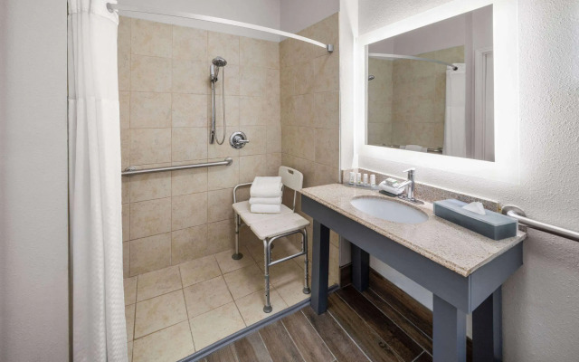 La Quinta Inn & Suites by Wyndham Angleton