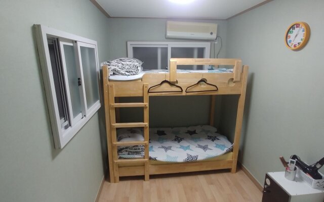 Ninano Guesthouse - Hostel