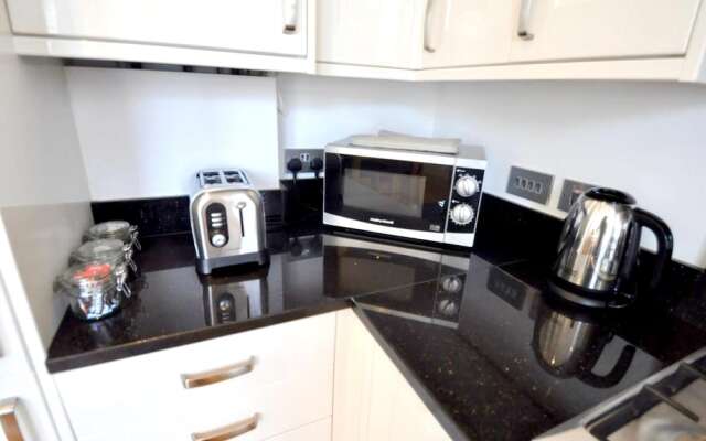 Apartment With 2 Bedrooms in Greater London, With Wifi