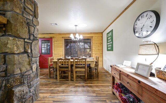 Lacey Dogwood Family Cabin With Free Wifi and Private BBQ by Redawning