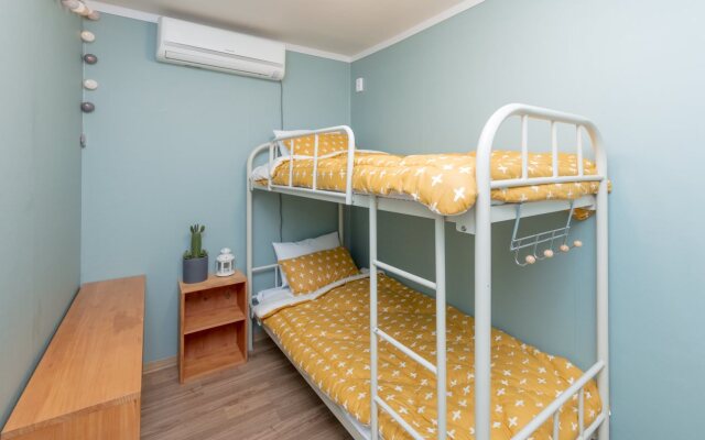 Cozzzy Guest House - Hostel