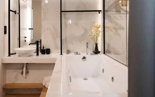 Luxury Suites with JACUZZI by Sea&theCity