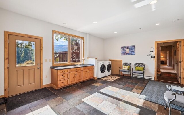 Rounds Retreat 4 Bedroom Home by RedAwning