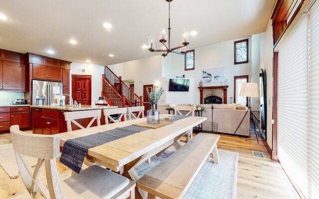 Timbers 15 Private Hot Tub, 2 Car Garage, Washer Dryer, Large Townhouse by RedAwning