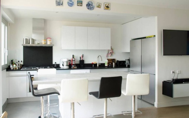 2 Bedroom Apartment With Balcony Near Eiffel Tower and Invalides