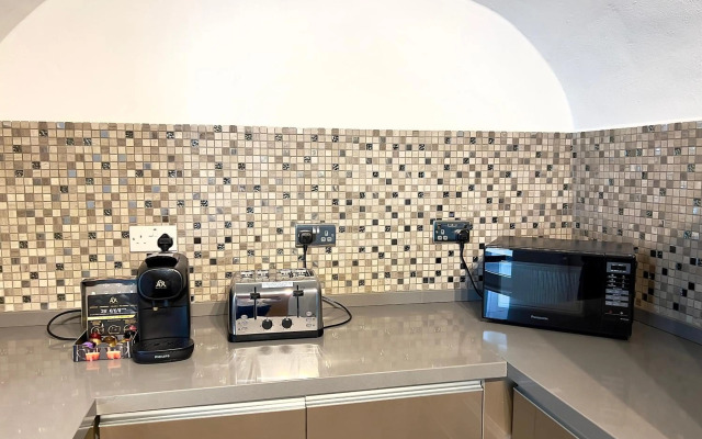 Spacious Two Bedroom Apartment in Westminster