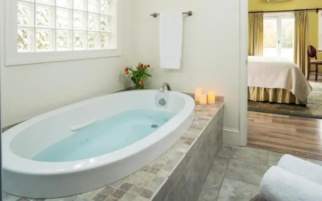 Inn at Huntingfield Creek