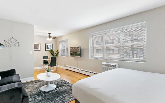 Studio in the Heart of Lakeview