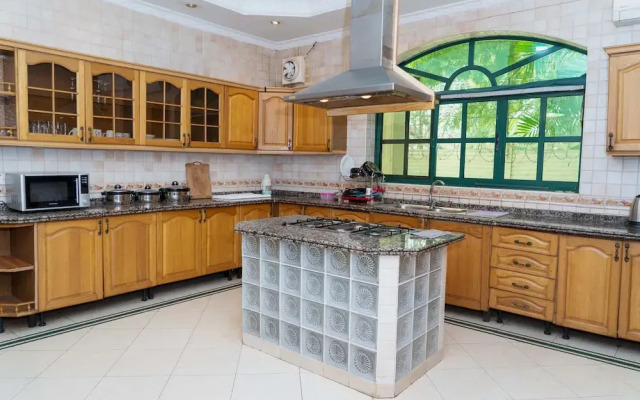 Mini-Mansion Villa Adjacent To The Beach