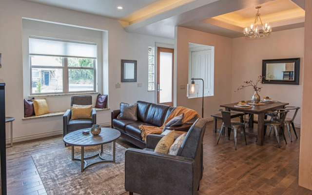 Rooftop Deck Walk to River Downtown Fire pit