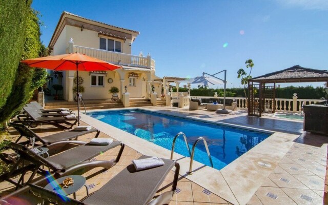 CS Luxury 4 bedroom villa close to beach RoomService