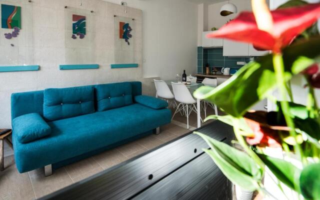 IBIS Your Cosy Oasis With Private Parking and Patio