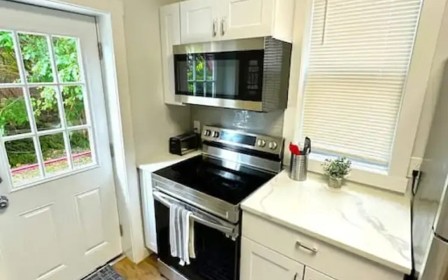 Cozy Unit King bed Laundry