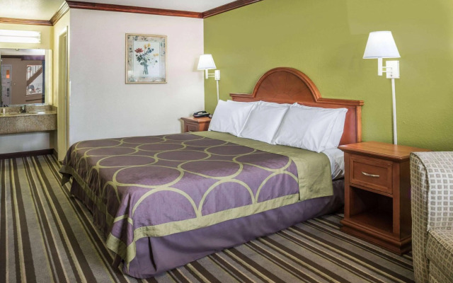 Super 8 by Wyndham San Marcos