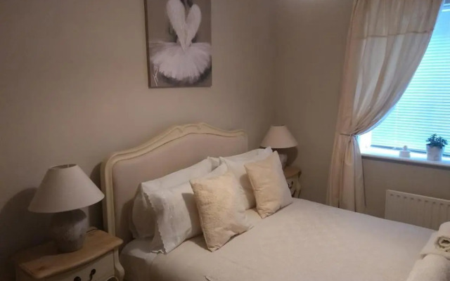 Three Bedroom Apartment by Beautiful Park