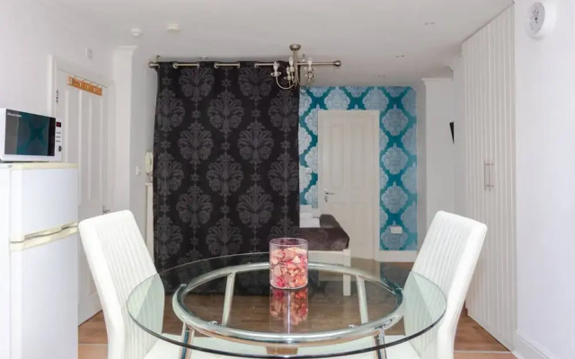Airy Studio Apartment in Vibrant East London