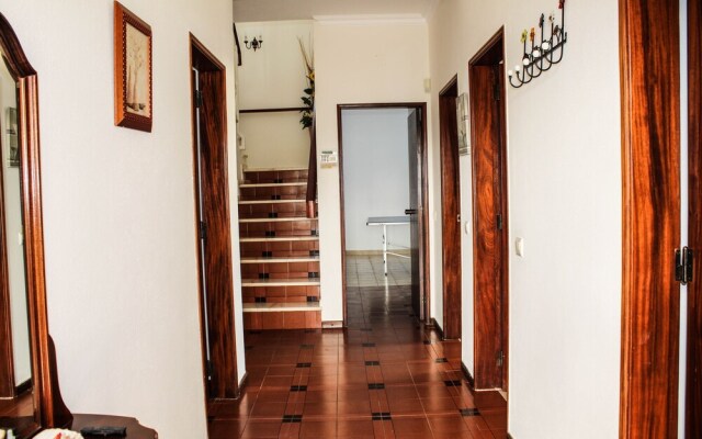 4 Bedrooom villa with gated pool located between Olhas da Agua and Albuferia