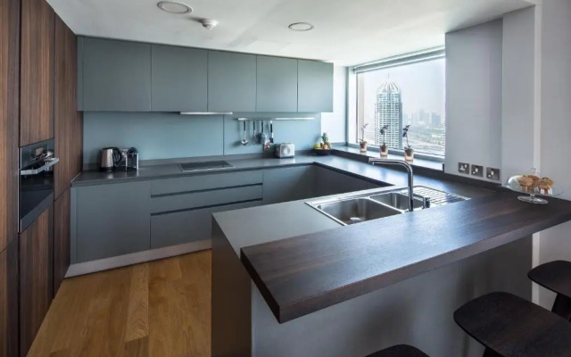 Modern Dubai Marina Apt by GuestReady