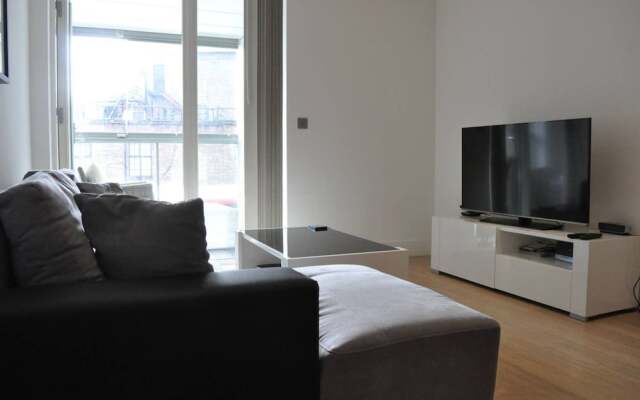 Modern 1 Bedroom Apartment in Brixton With Balcony