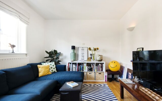 Bright and Breezy home by Clapham Common