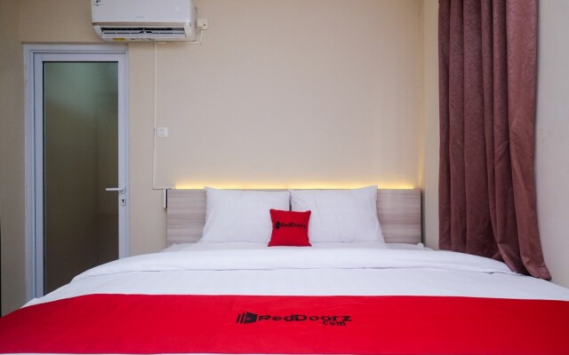RedDoorz Plus near RS JIH Solo
