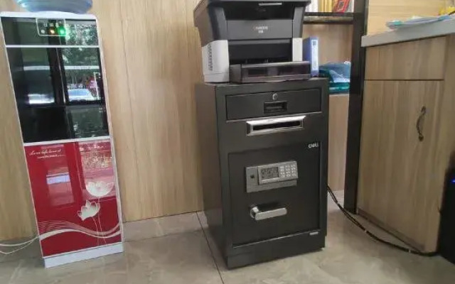 H Hotels (Xingyi Jichang Avenue)