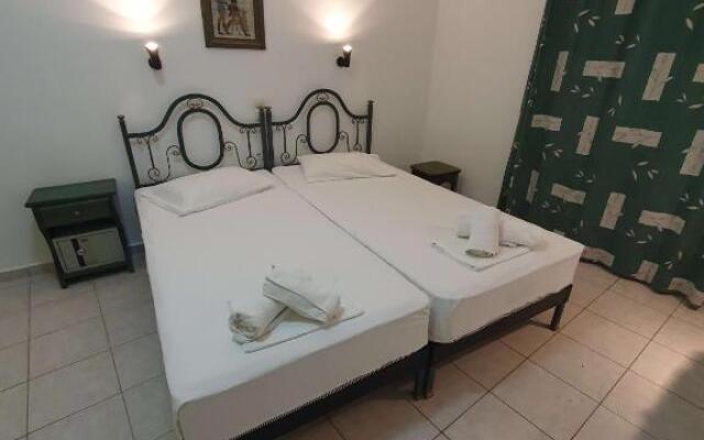 Pavlos Maria Studios Double blue room w 2 beds