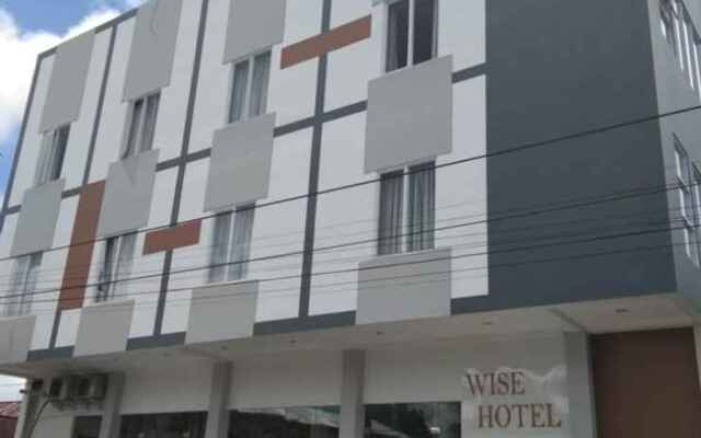 Wise Hotel Tomohon