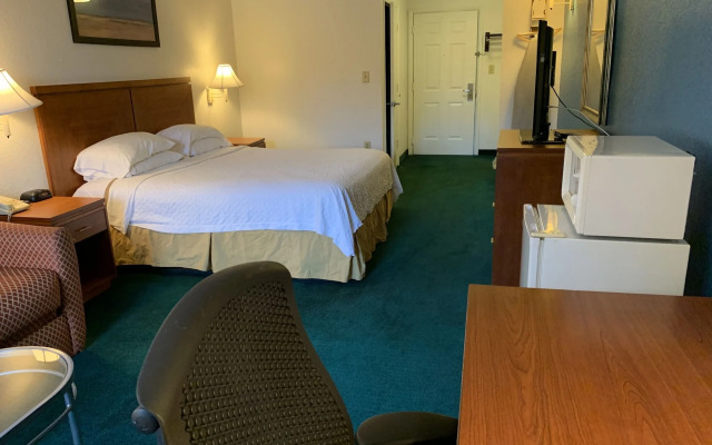 Travelodge Suites by Wyndham MacClenny/I-10