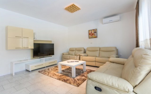 Beautiful Home in Perci With Wifi and 4 Bedrooms