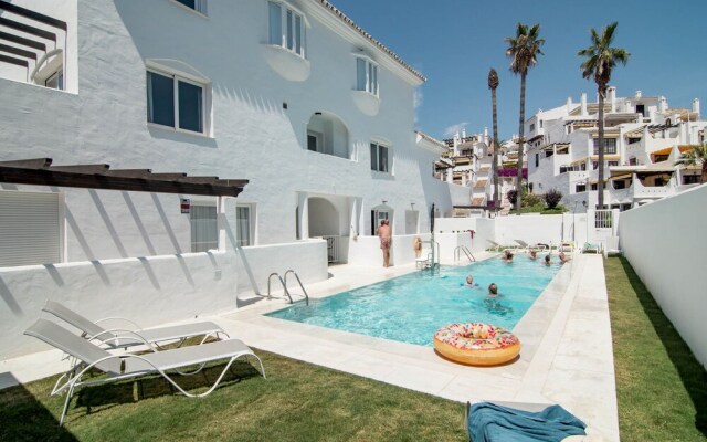 IVY- Fantastic 3 bedroom apt with private garden