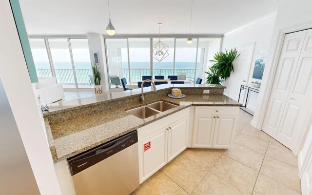 Oceania 807 3 Bedroom Condo by RedAwning
