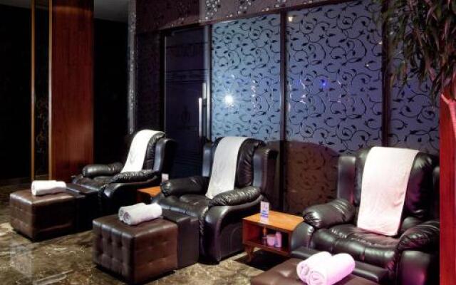 Illigals Hotel & Club