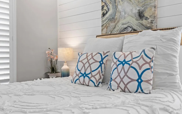 Colony Beach Club 250