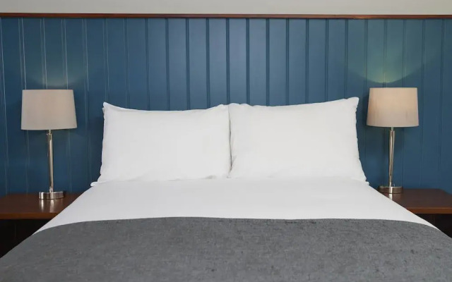 The Longshoot Hotel by Greene King Inns