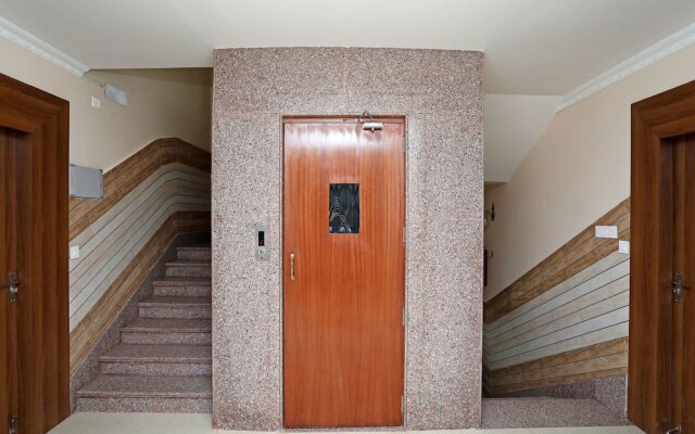 OYO 13528 Kumud Plaza