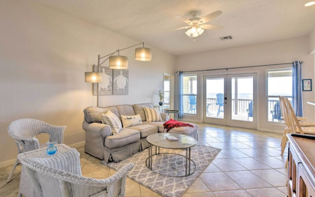 Beachfront Getaway w/ Deck & Views in Galveston