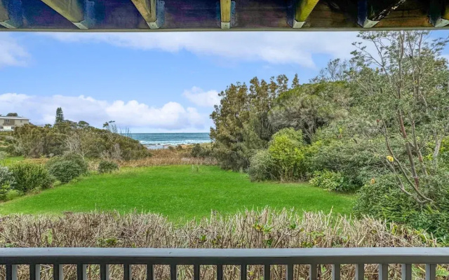 Oceanfront 4-bed Haven With BBQ & Alfresco Dining